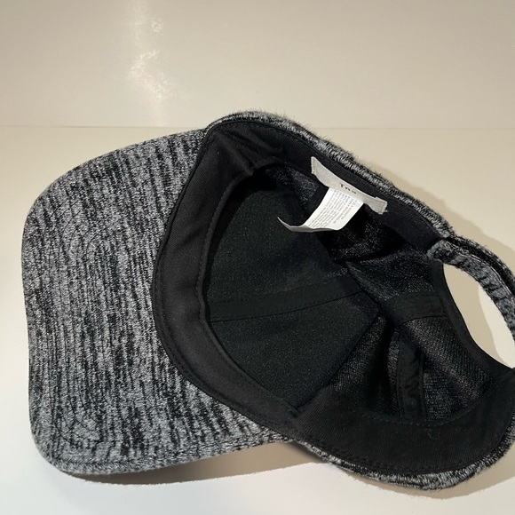 TNA / Aritzia White Logo Baseball Cap in Dover Gray / Adjustable Band - Picture 4 of 6